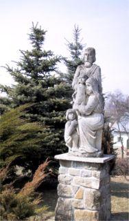 Figura Świętej Rodziny przy kościele - fot. E. Bielec 