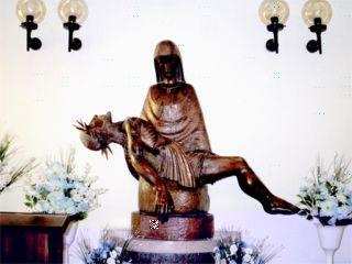 Figura Piety w ołtarzu bocznym - fot. E. Bielec